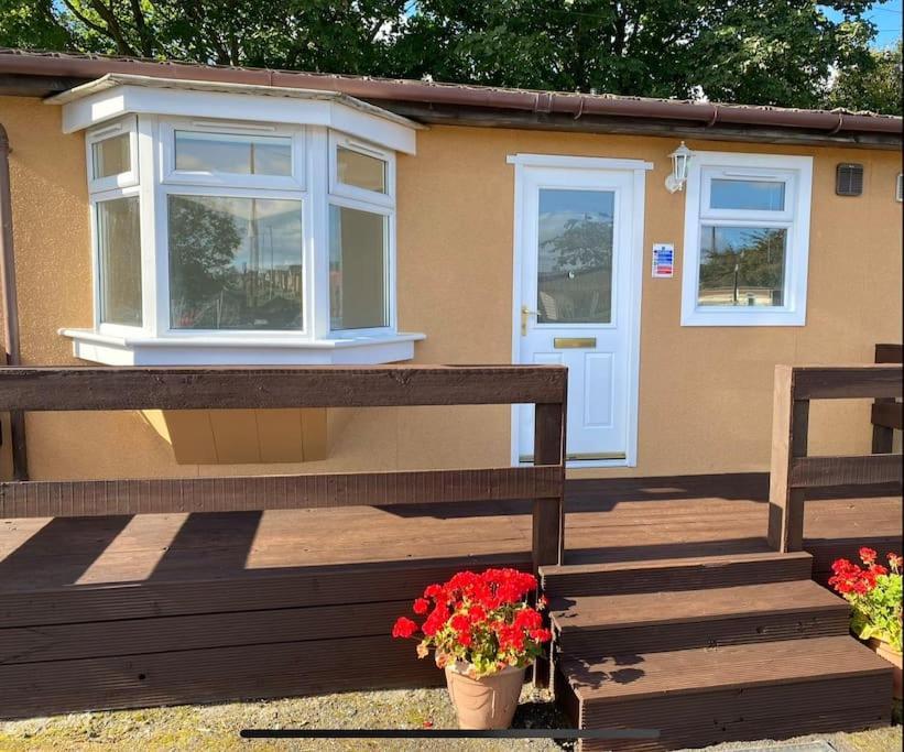 One-Bedroom Chalet Bungalow Uddingston Glasgow Exterior foto